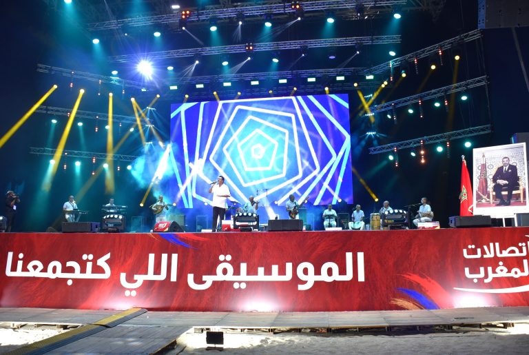 عمور يشعل منصة المضيق في افتتاح مهرجان الشواطئ لاتصالات المغرب