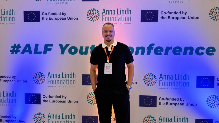 أيوب الجباري من طنجة إلى القاهرة لعرض مشروع رقمي حول الهجرة في مؤتمر دولي